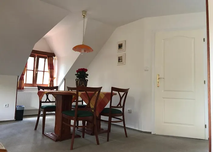 Pensión Malá Svatá Hora - Penzion&restaurace Mníšek pod Brdy